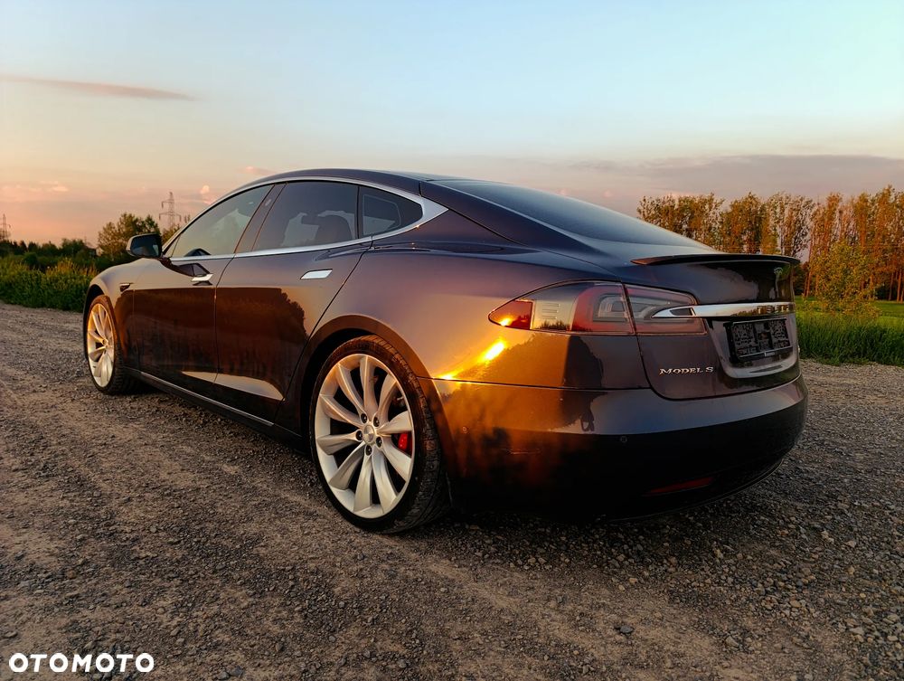 Tesla Model S - 15