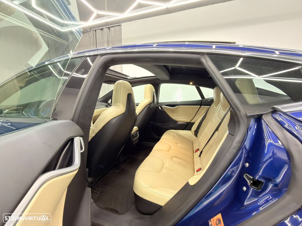 Tesla Model S 90D - 10