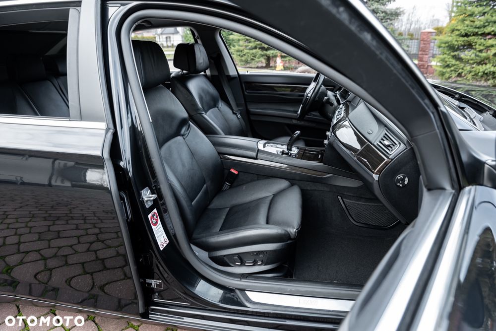 BMW Seria 7 750i xDrive - 24