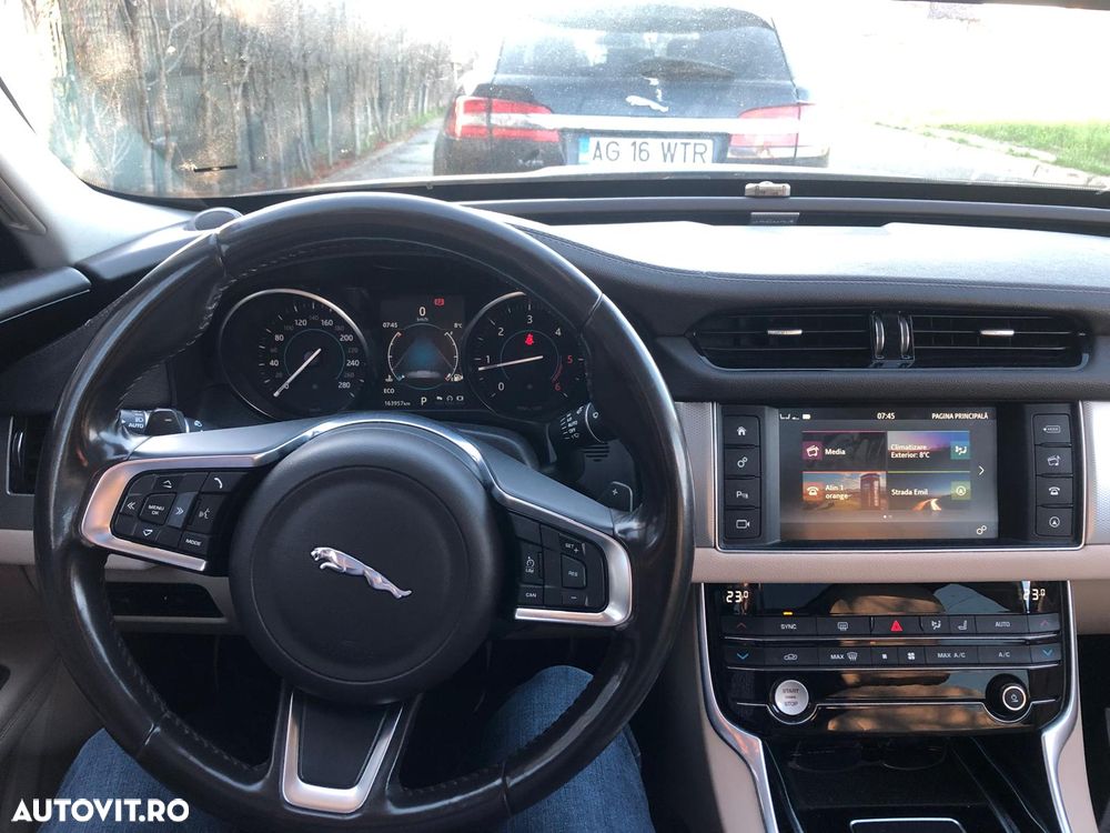 Jaguar XF 20d RWD E-Performance Prestige - 10