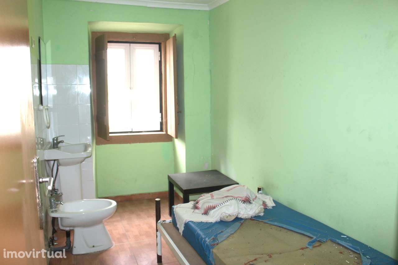 Imóvel com receção e vários pisos, vocacionado para Alojamento Local - Grande imagem: 4/6