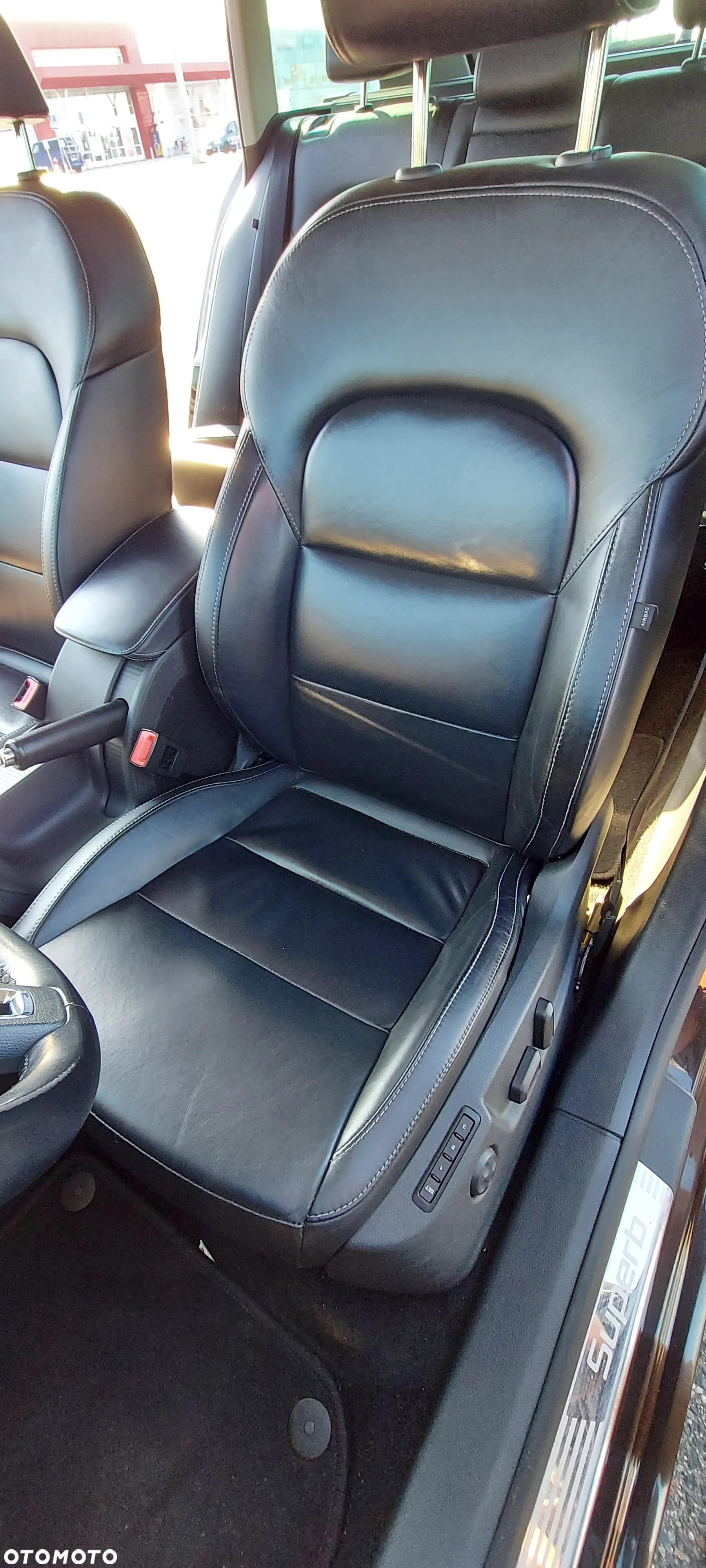 Skoda Superb 2.0 TDI Elegance DSG - 33