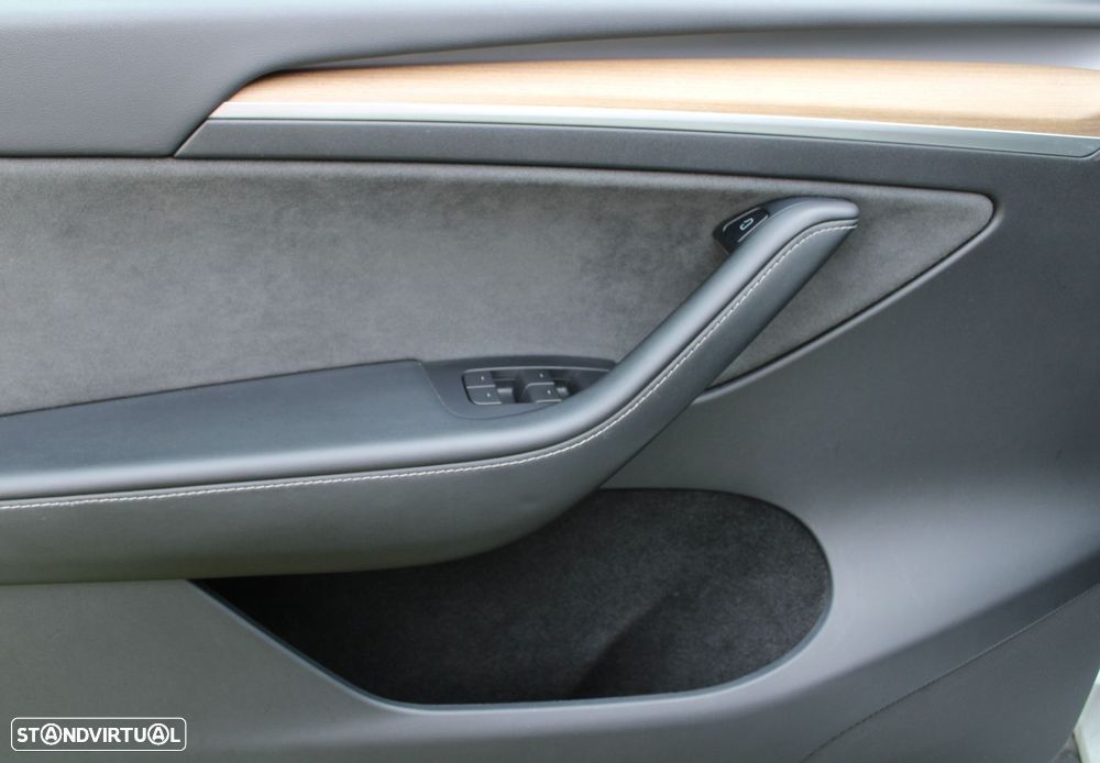 Tesla Model Y Long Range Dual Motor AWD - 17
