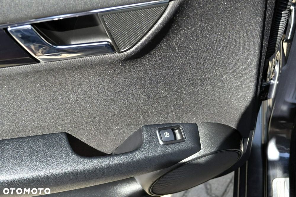 Mercedes-Benz Klasa C 180 BlueEFFICIENCY 7G-TRONIC Elegance - 34