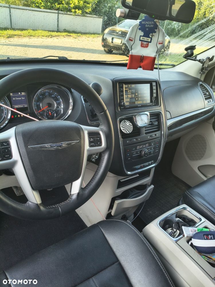 Chrysler Town & Country - 7