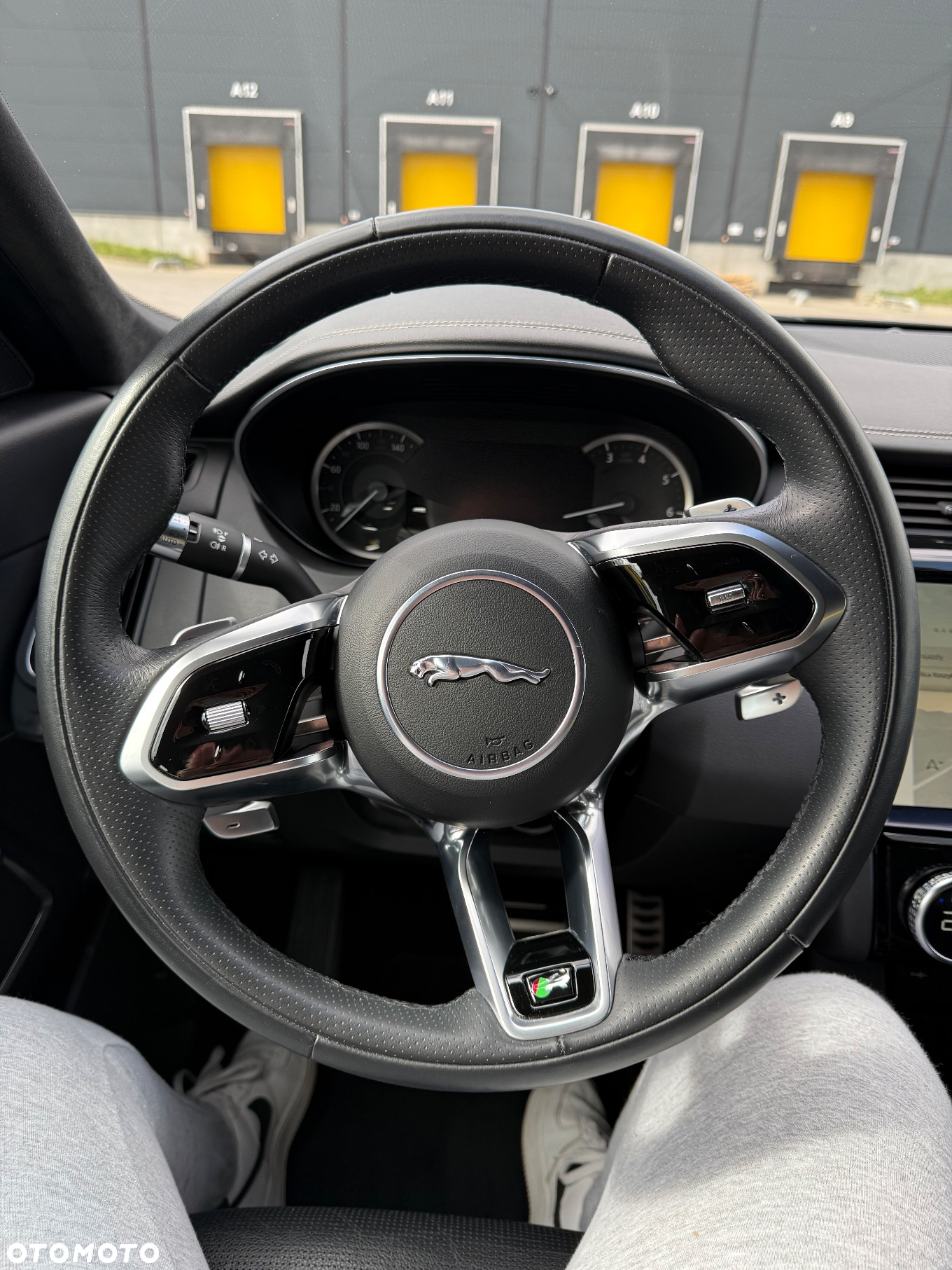 Jaguar E-Pace P200 AWD R-Dynamic SE - 12