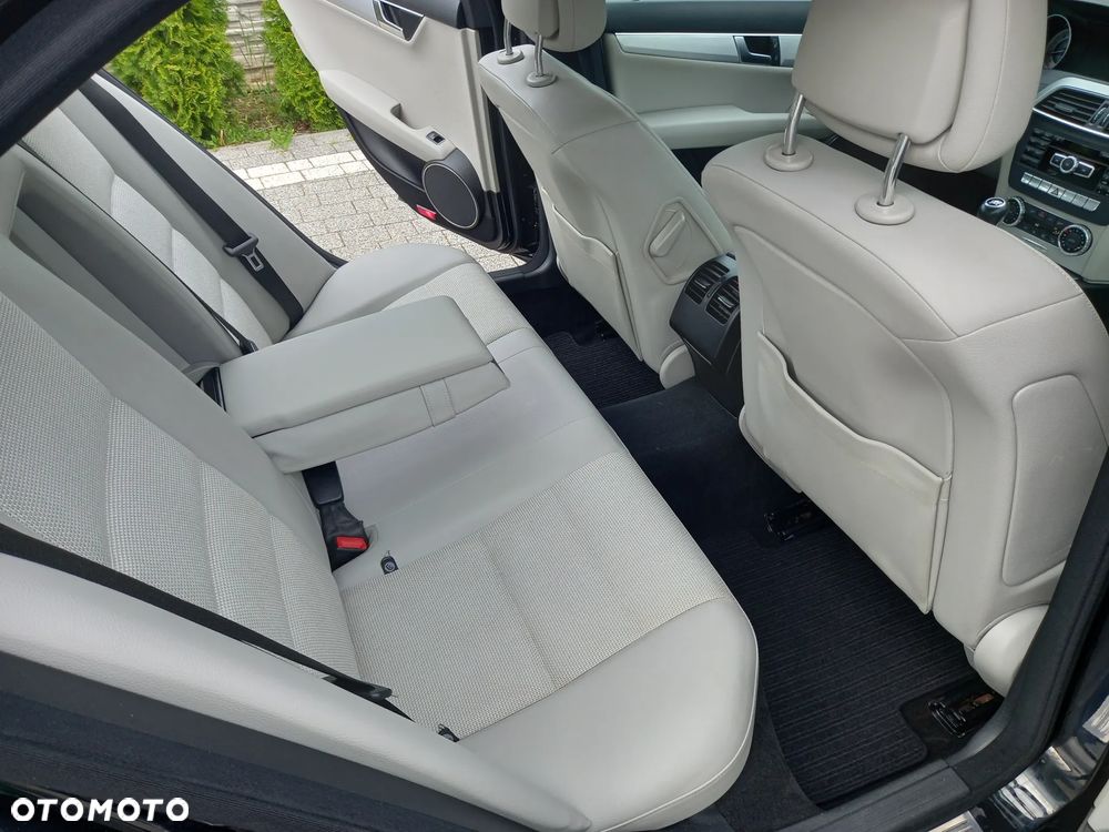 Mercedes-Benz Klasa C 200 CGI BlueEFFICIENCY Avantgarde - 20