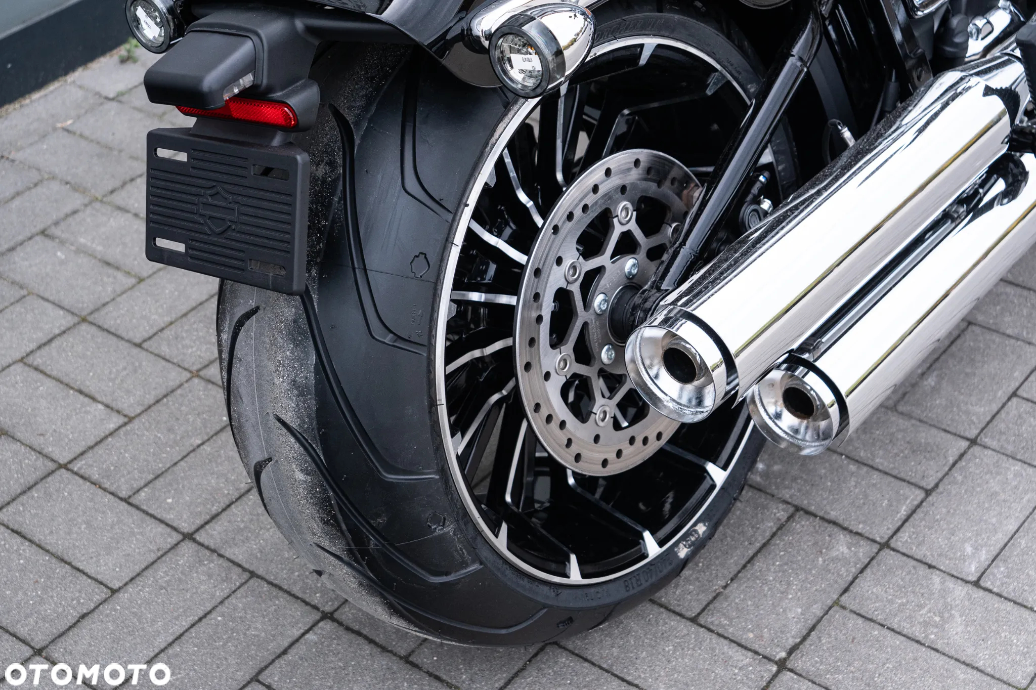 Harley-Davidson Softail Breakout - 21