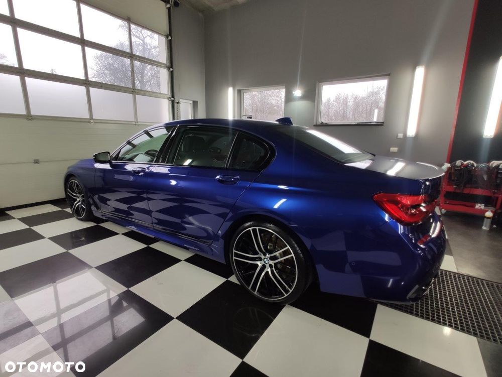 BMW Seria 7 750i - 12