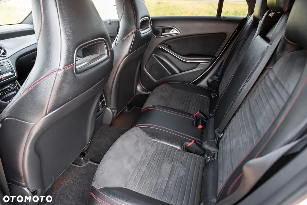 Mercedes-Benz CLA 220 4Matic 7G-DCT AMG Line - 25