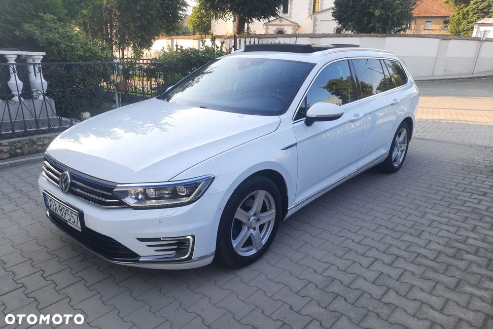 Volkswagen Passat - 1