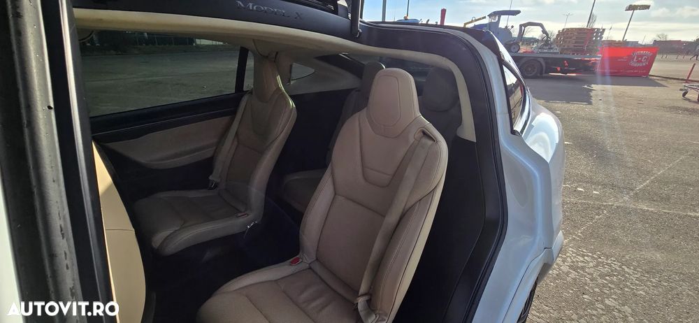 Tesla Model X - 10
