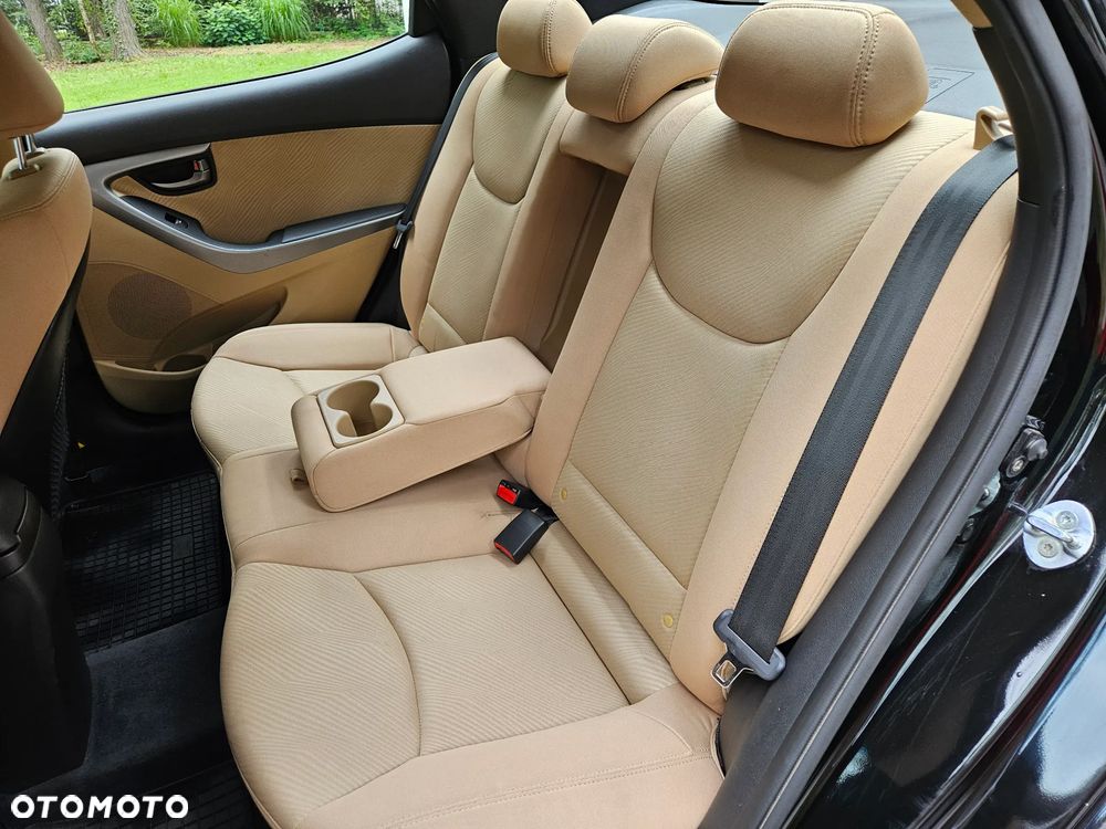 Hyundai Elantra 1.6 Comfort - 28