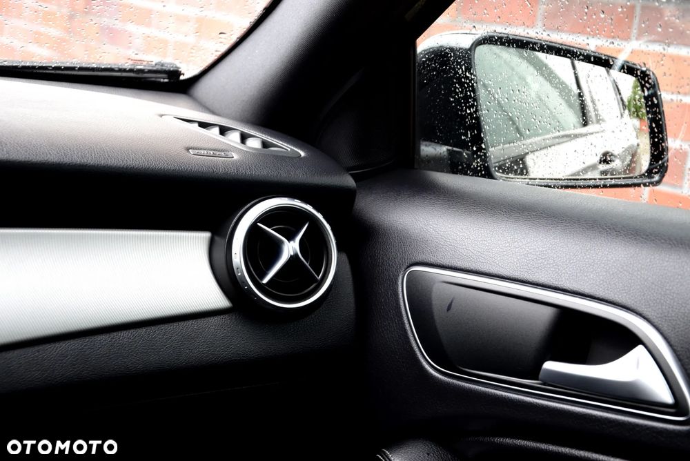Mercedes-Benz GLA 180 - 30