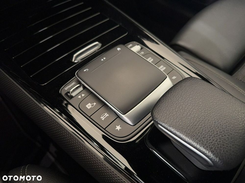 Mercedes-Benz GLA - 32
