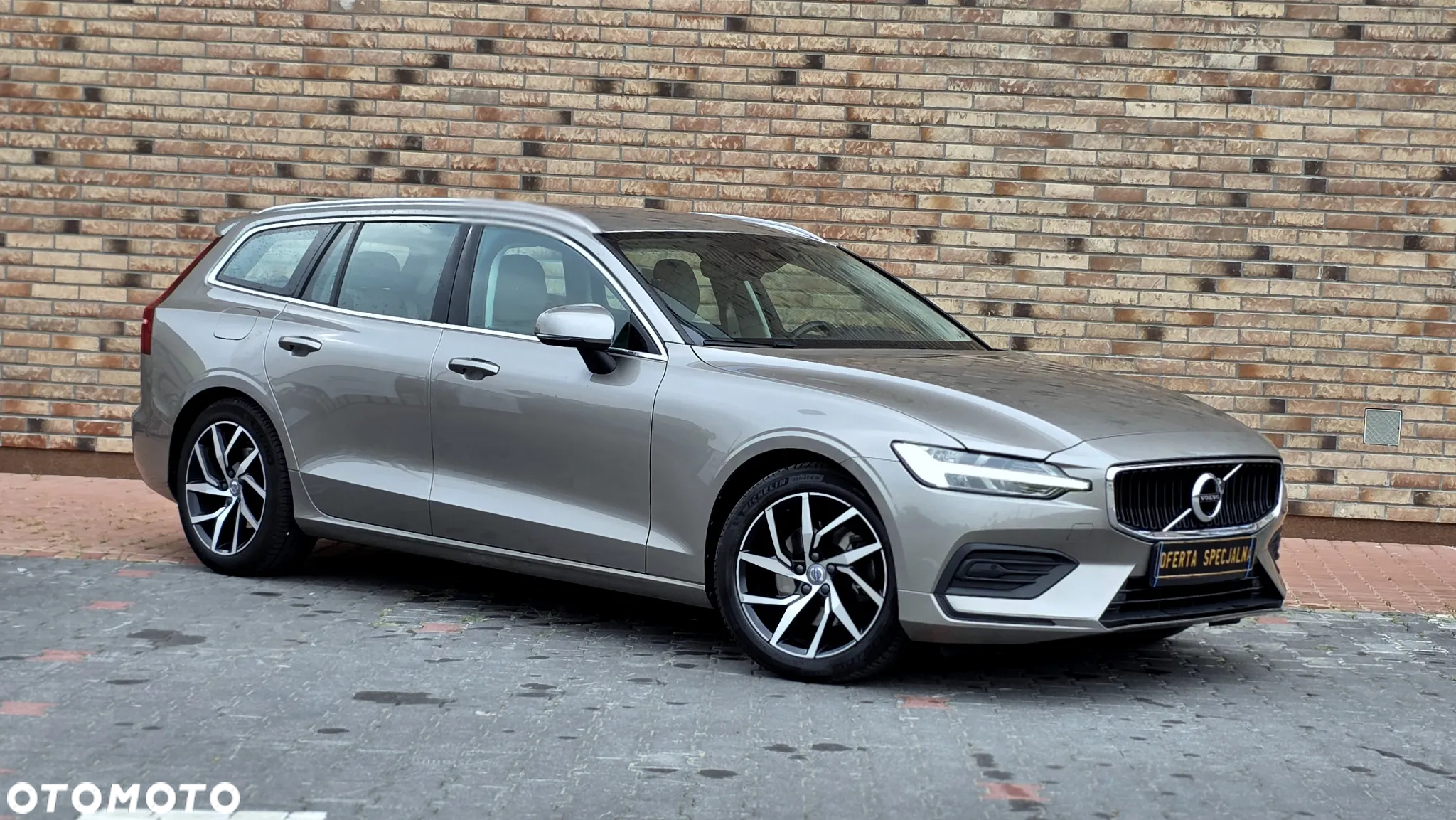 Volvo V60 T4 Momentum Pro - 2