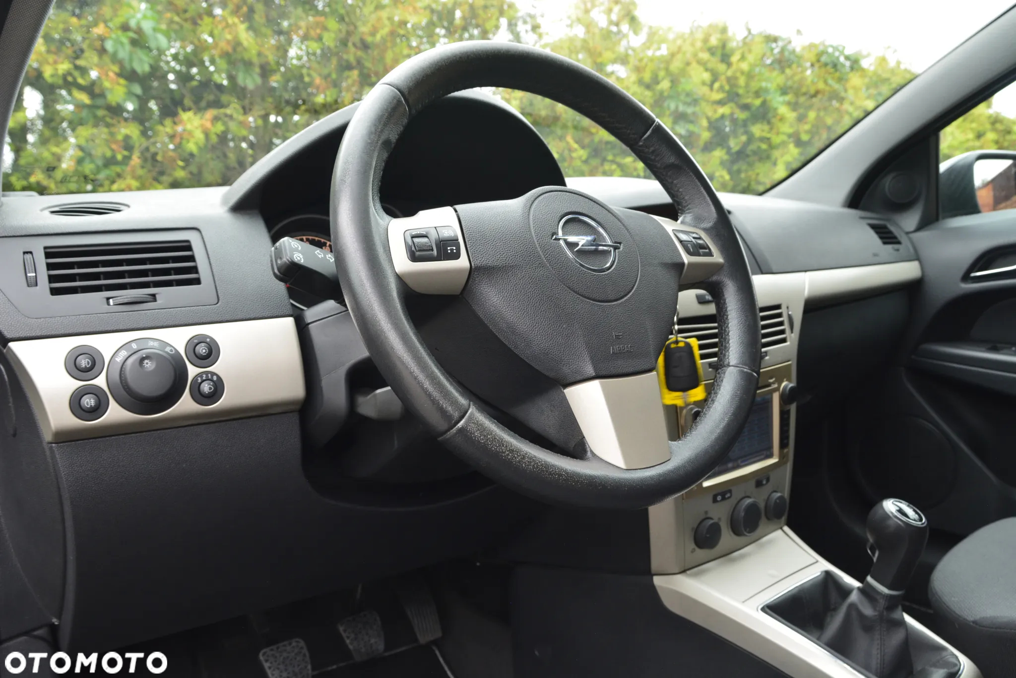Opel Astra GTC 1.6 NAVI - 20