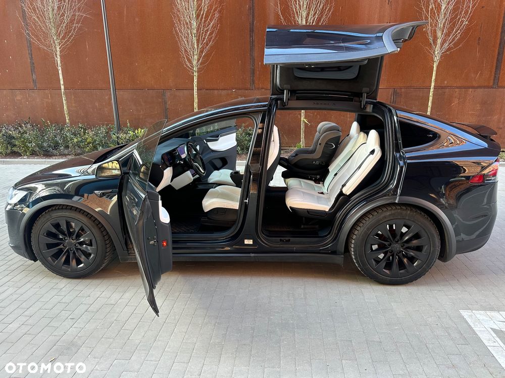Tesla Model X - 12