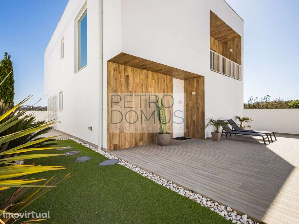 MORADIA T5 MAIS DUAS SALAS EM CONDOMINIO FECHADO - Grande imagem: 3/54