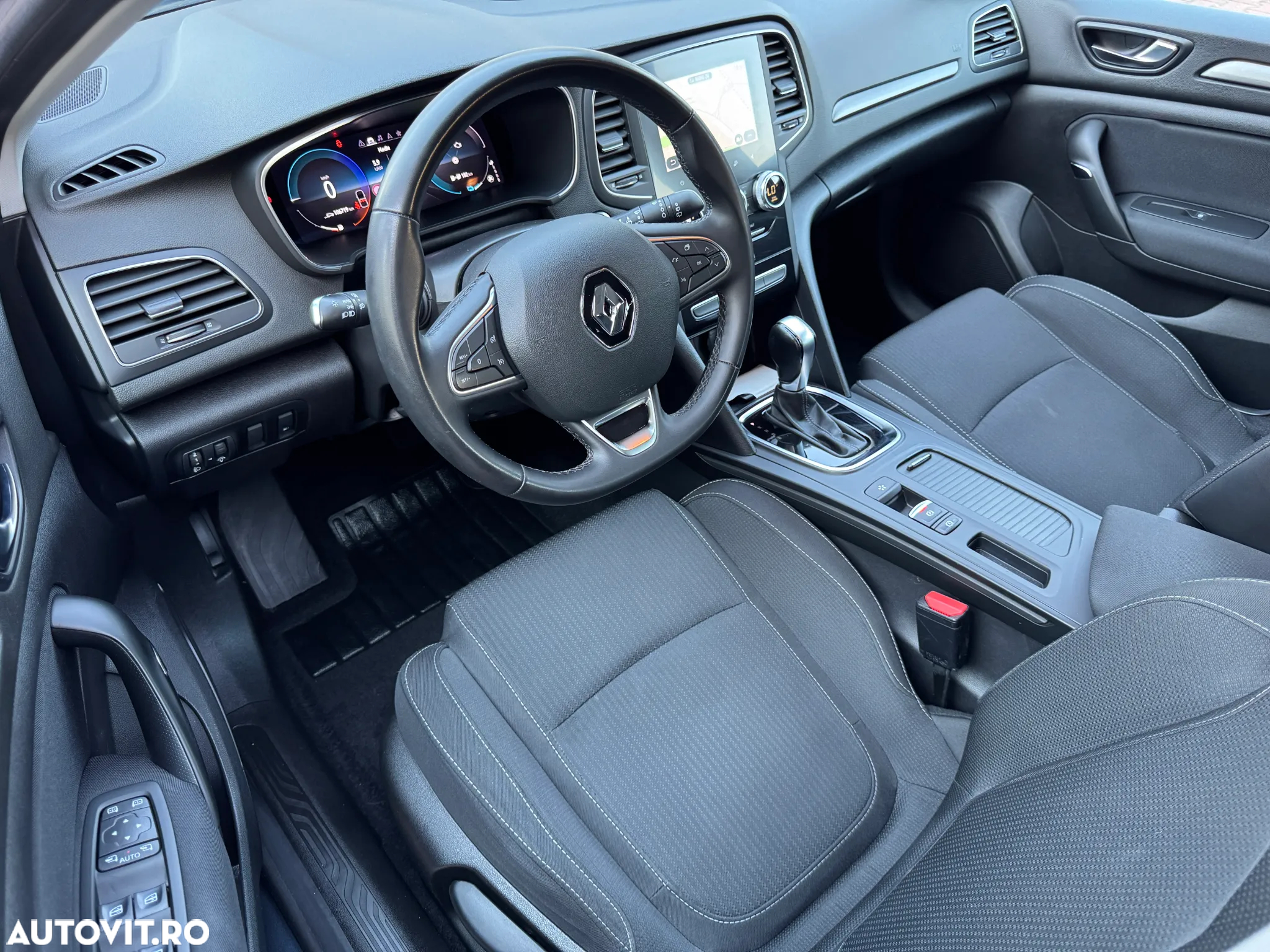Renault Megane Grandtour E-TECH Plug-in 160 BUSINESS EDITION - 10