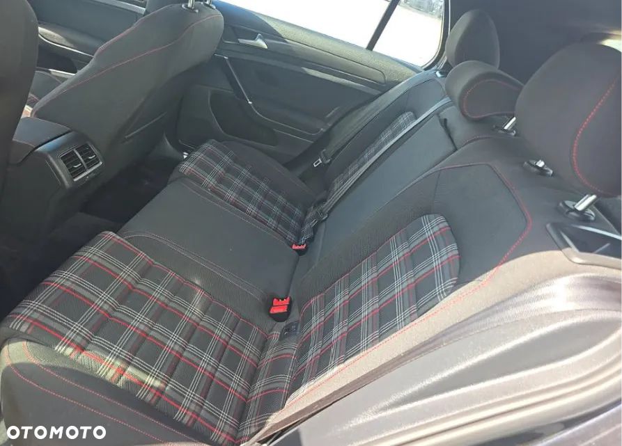 Volkswagen Golf - 10