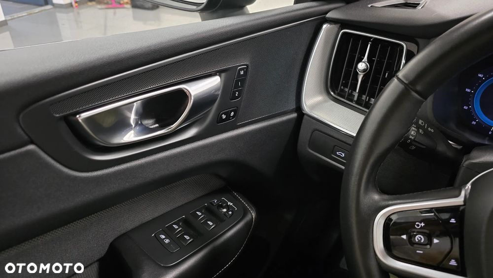 Volvo XC 60 B4 D Plus Dark - 23