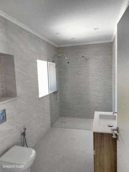 Moradia T2 renovada para arrendamento - Grande imagem: 2/5