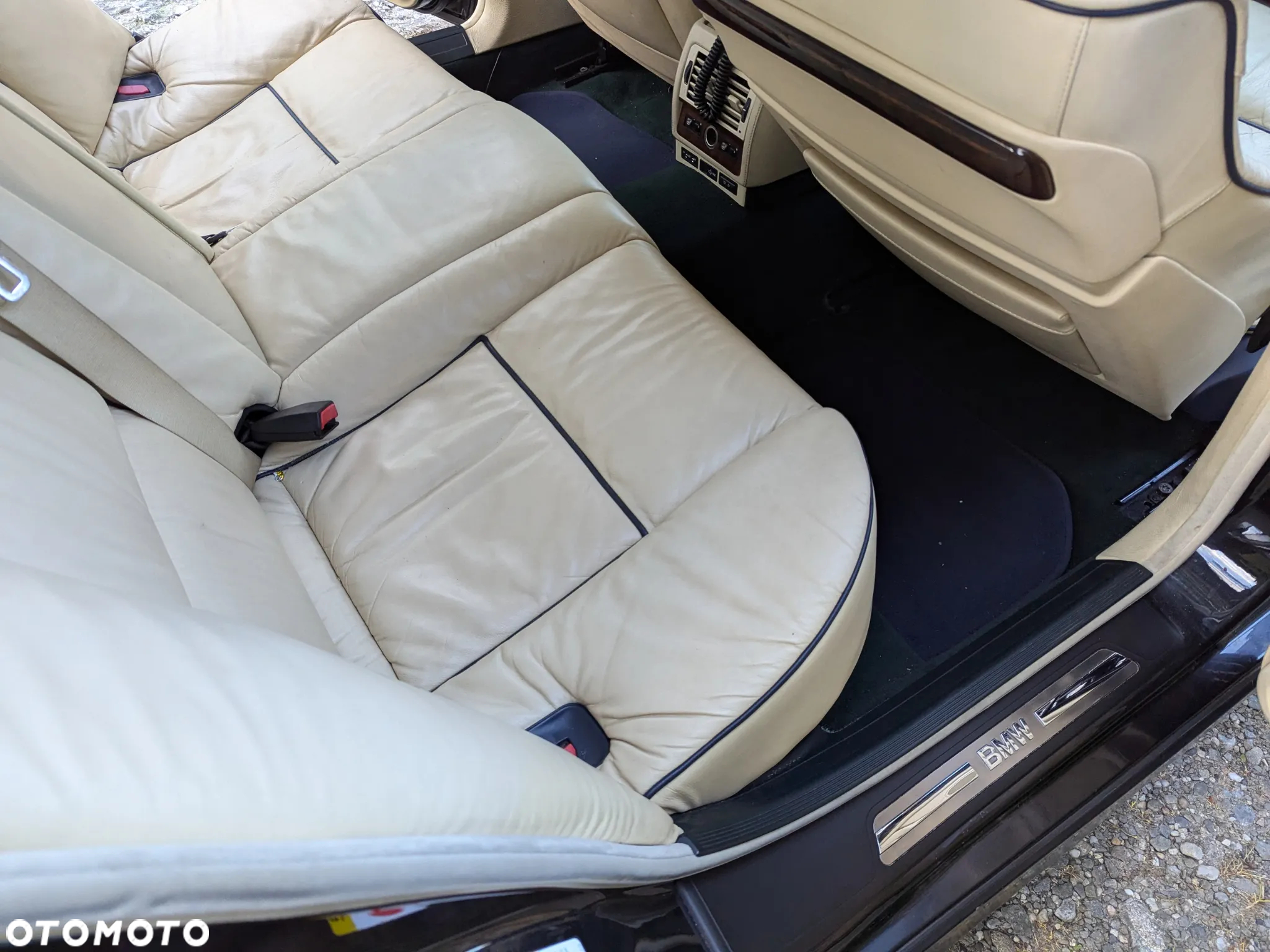 BMW Seria 7 750i - 8