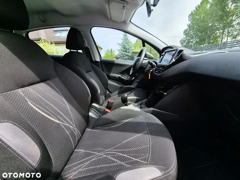 Peugeot 208 - 11