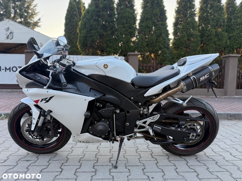 Yamaha R1 - 18