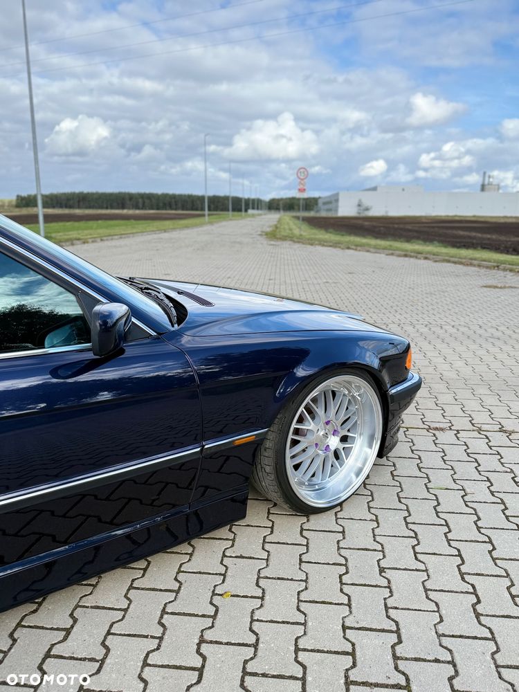 BMW Seria 7 740i - 8