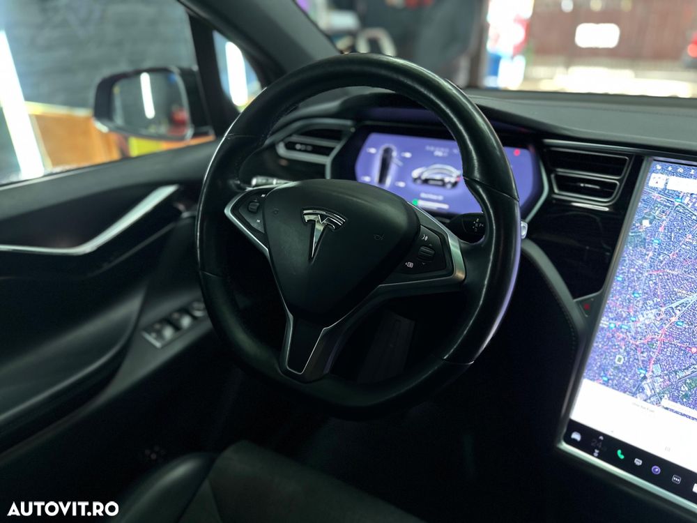Tesla Model X - 17