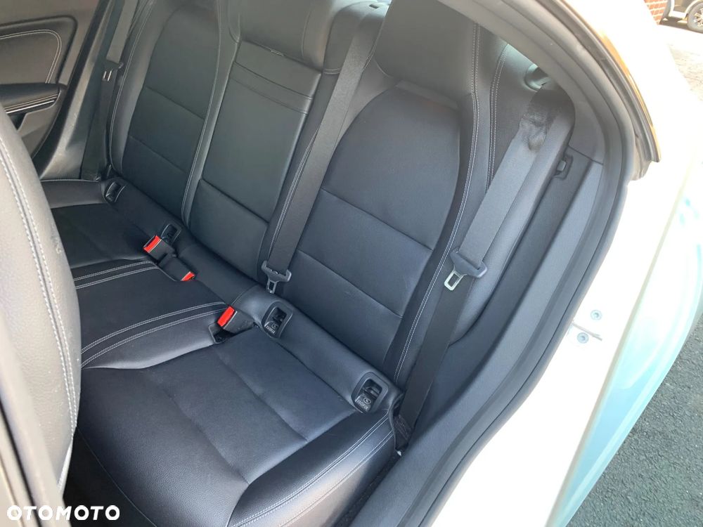 Mercedes-Benz CLA 250 4-Matic AMG Line - 28