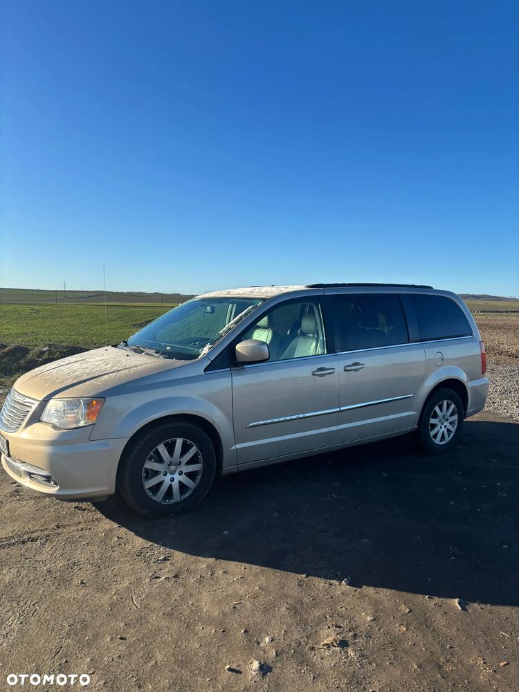 Chrysler Town & Country - 7
