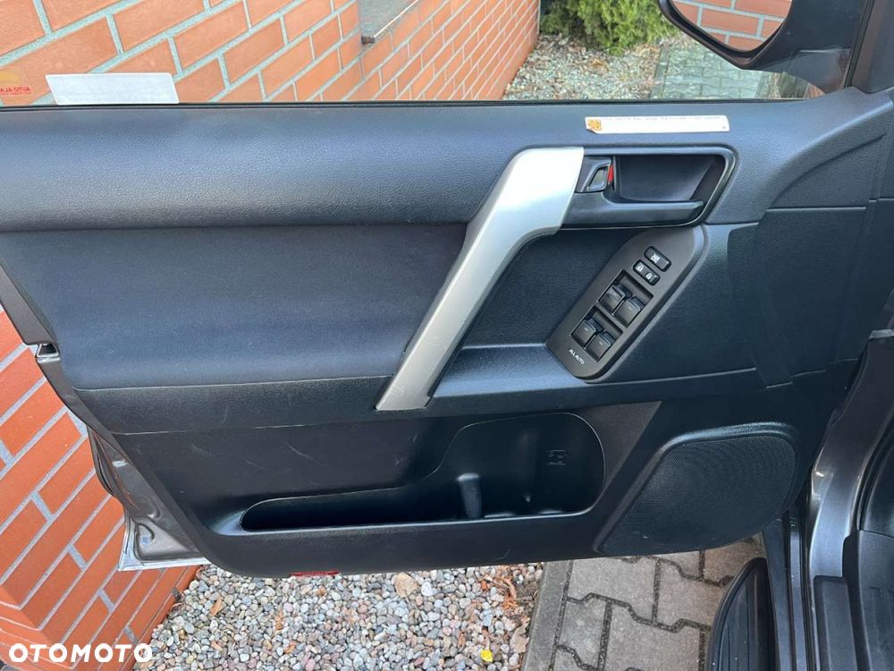 Toyota Land Cruiser - 22