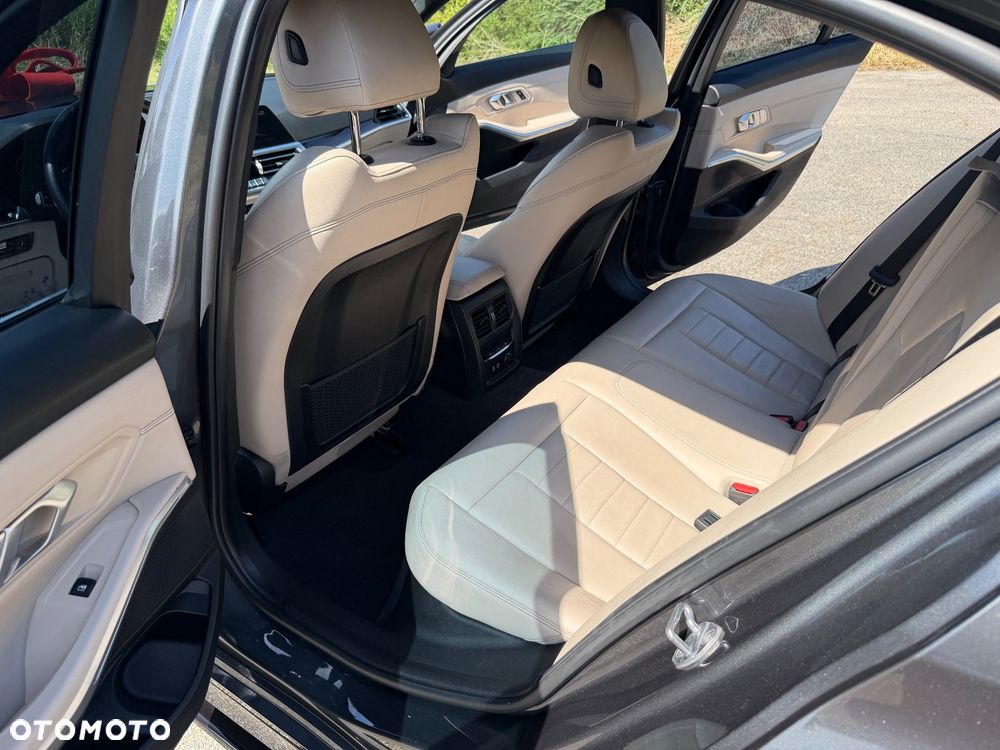 BMW Seria 3 330i xDrive M Sport - 27