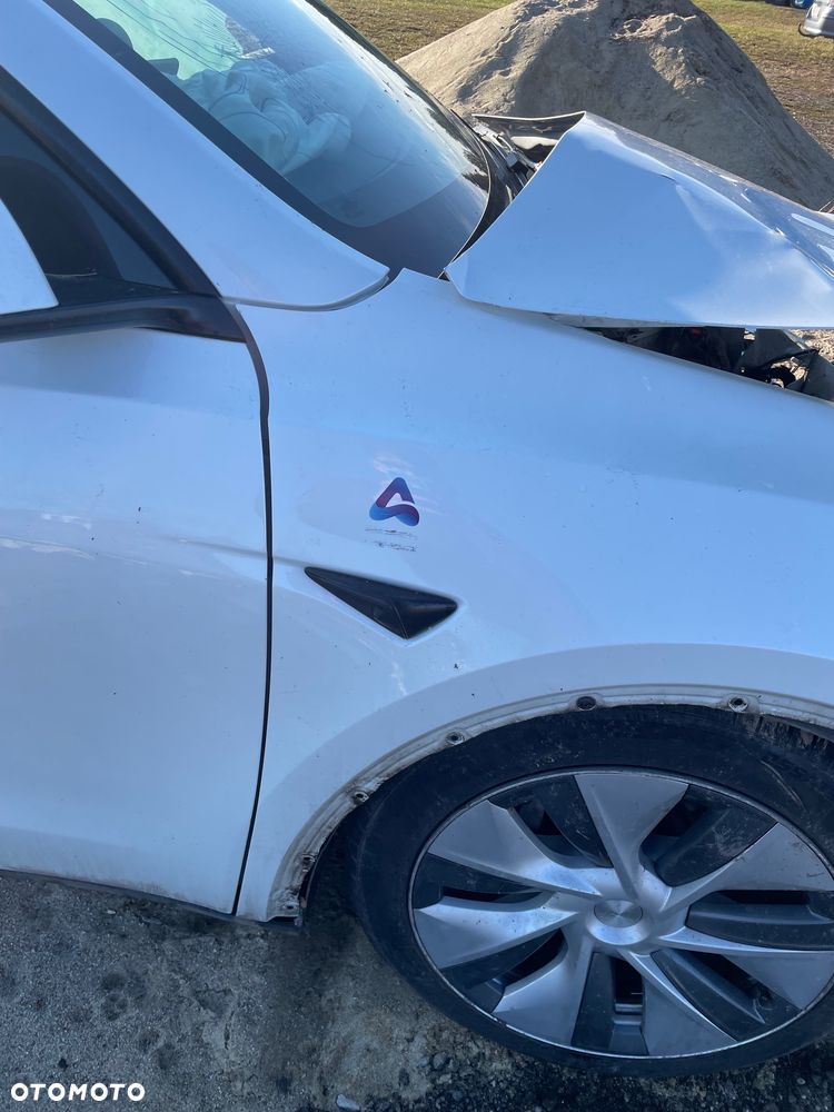 Tesla Model Y - 4