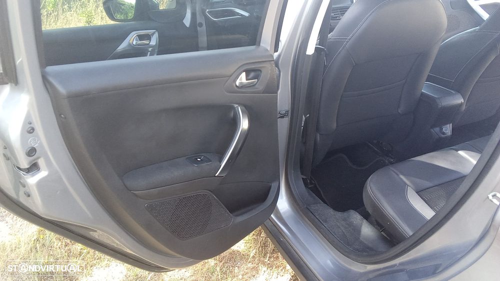 Peugeot 2008 1.6 e-HDi Allure - 21