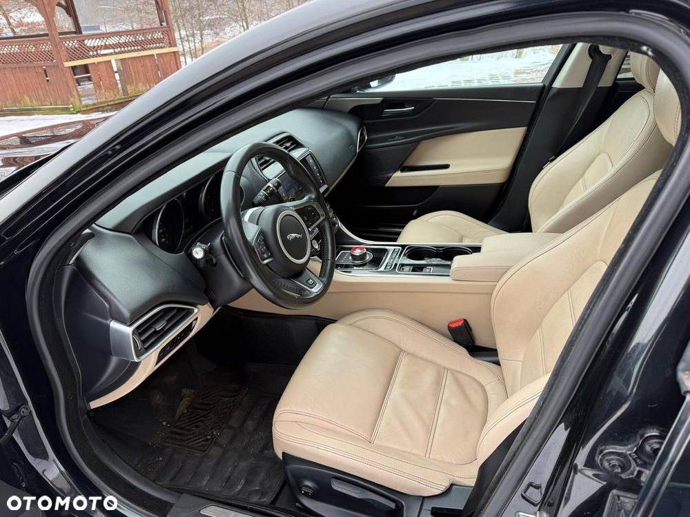 Jaguar XE 2.0 D Prestige - 8