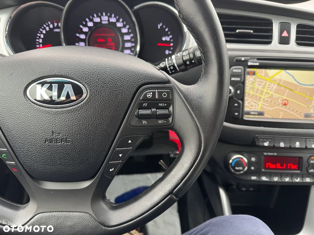 Kia Ceed 1.6 GDI Dream Team Edition - 16