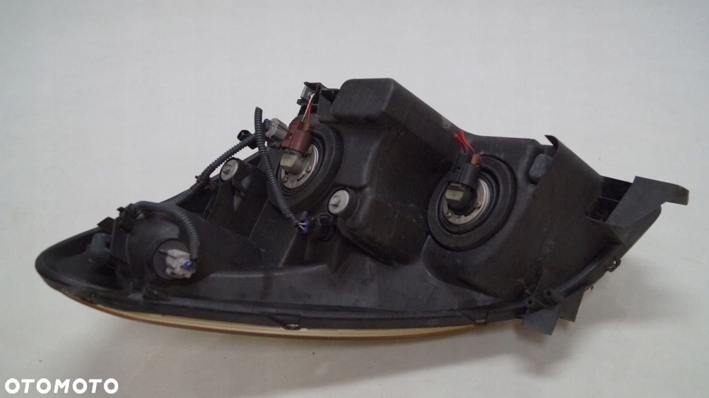 LAMPA PRZEDNIA PRAWA TOYOTA COROLLA VERSO II - 10