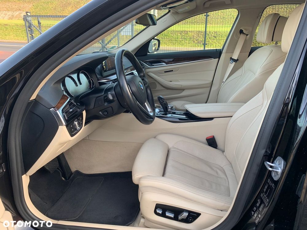 BMW Seria 5 530i GPF xDrive Luxury Line - 24
