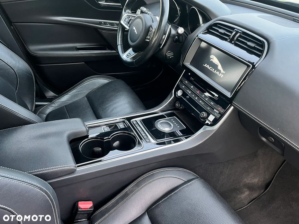Jaguar XE 2.0 D AWD R-Sport - 23