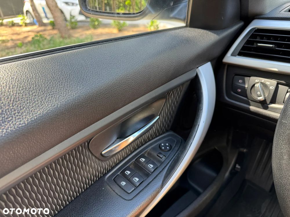 BMW Seria 3 318d DPF Edition Sport - 22