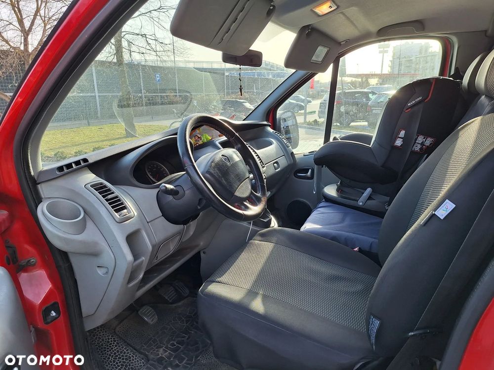 Renault Trafic 2011 photo 2