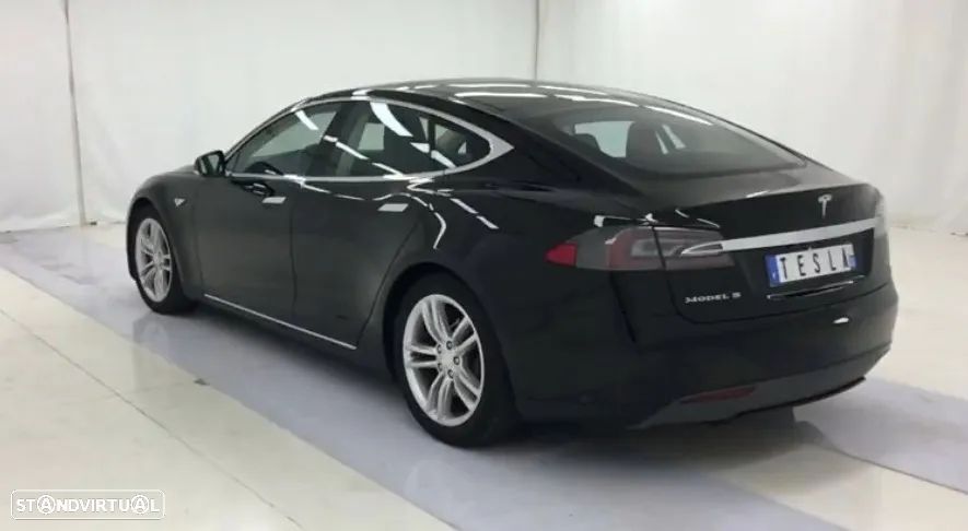 Tesla Model S - 15