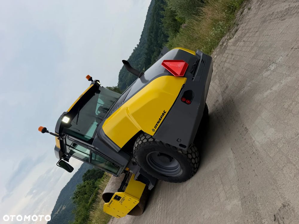 Dynapac Atlas Copco CA1500 D Walec Drogowy Terenowy Guma-Stal. 9 ton. Import Norwegia 2015rok. Maszyna w pięknym stanie! Wentylacja Klima. Serwisy w Dekra AKTUALNE 2026r. Zero zniszczeń IGŁA Po serwisach eksploatacyjnych w Norwegii. Walec z Upadłości od pierwszego właściciela. Obrotowy fotel wraz ze sterowaniem. Dokumenty Dekra! Silnik Cummins 110Km. Nagłośnienie radio! Usb. Zero luzów i wycieków! Niski Przebieg 200mtg. Oryginał! Wielka Okazja - 3