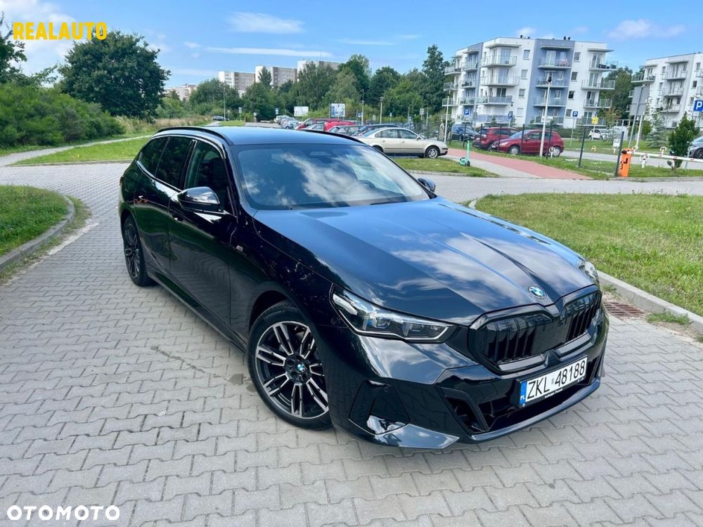 BMW 5 Series Touring 2024 photo 2