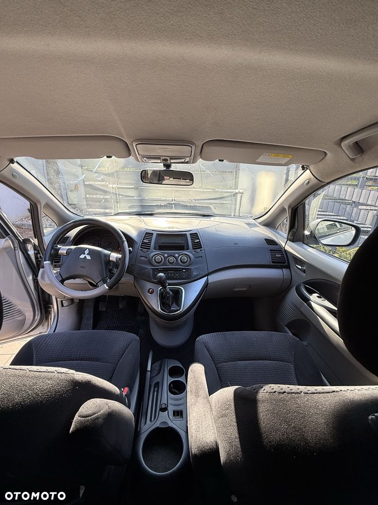 Mitsubishi Grandis - 8