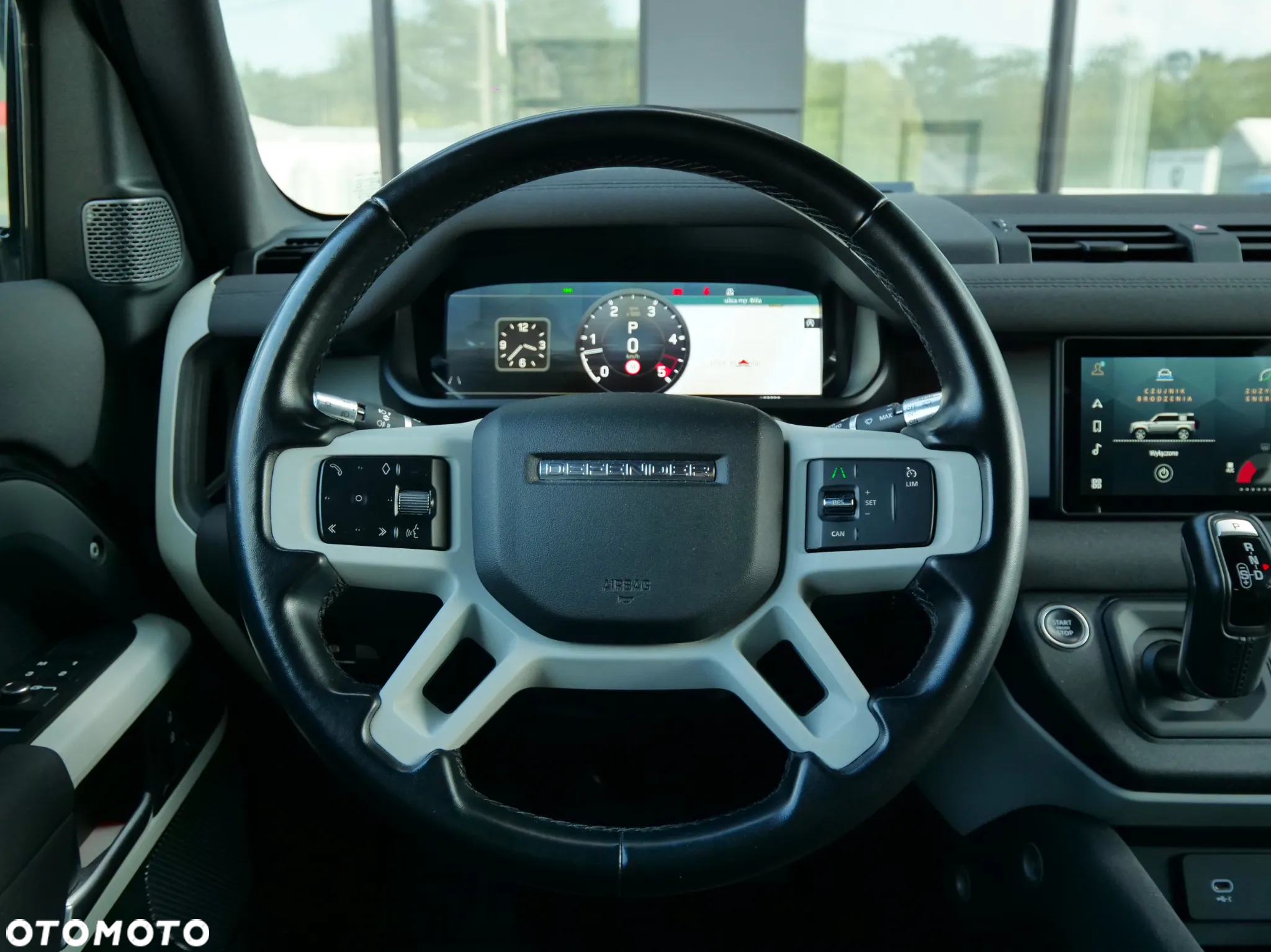 Land Rover Defender - 12